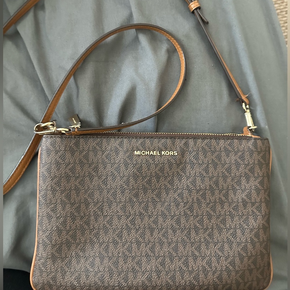 Used authentic Michael kors crossbody